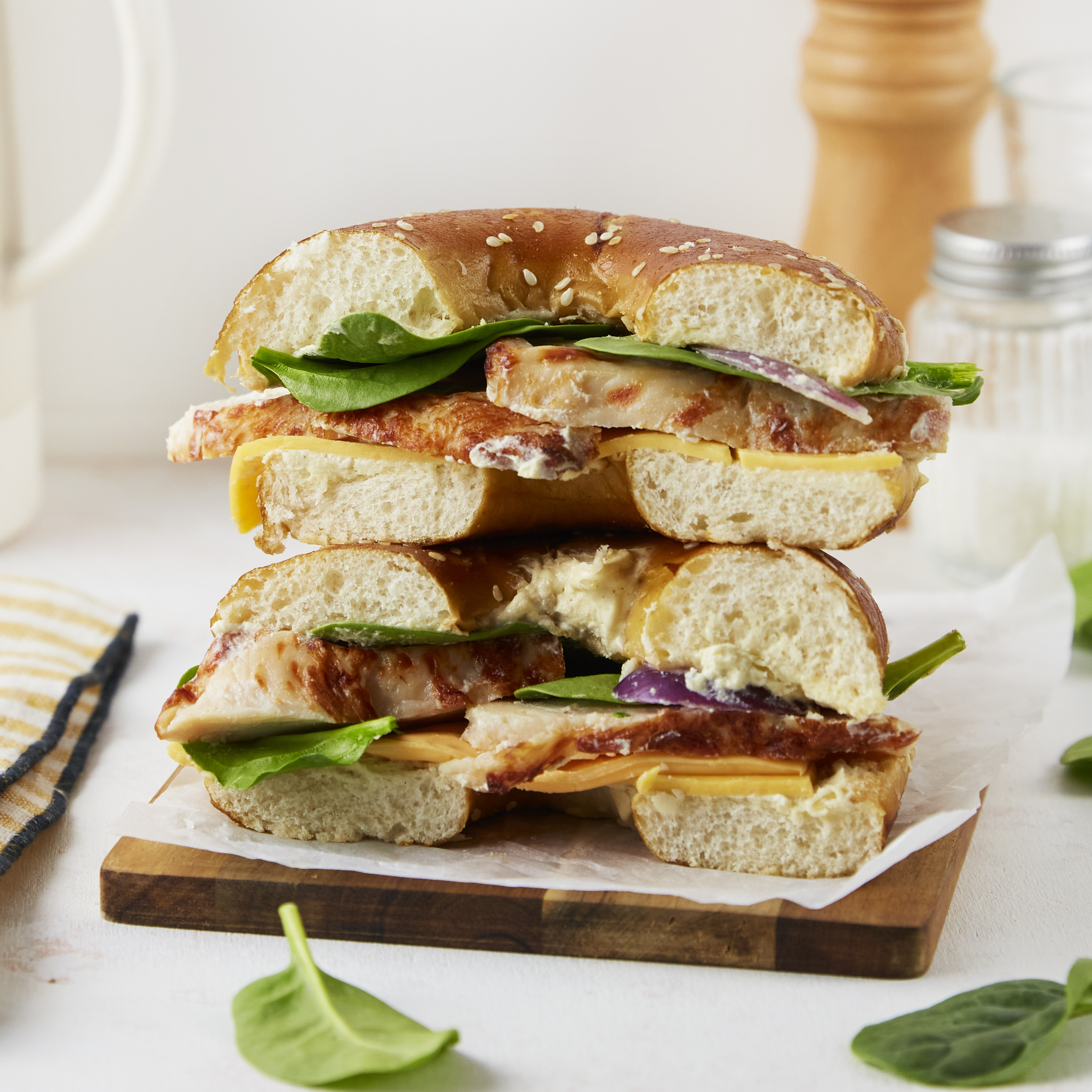 Bagel poulet, fromage et moutarde