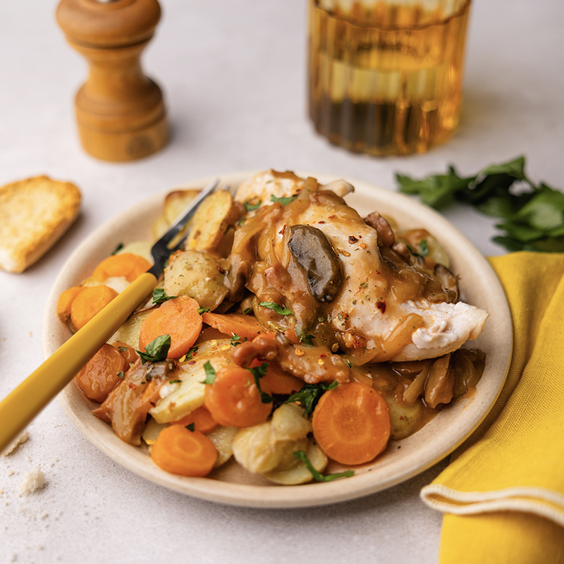 Poulet grand-mère aux lardons, pommes grenailles et carottes