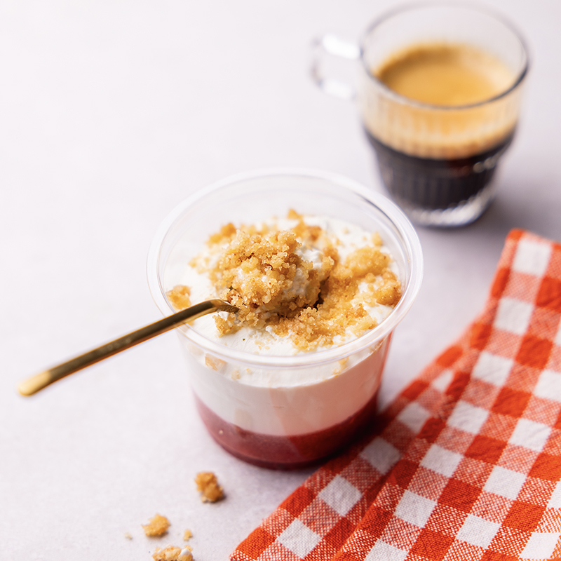Image of (2) Crème de fromage blanc, compotée de fruits rouges et crumble
