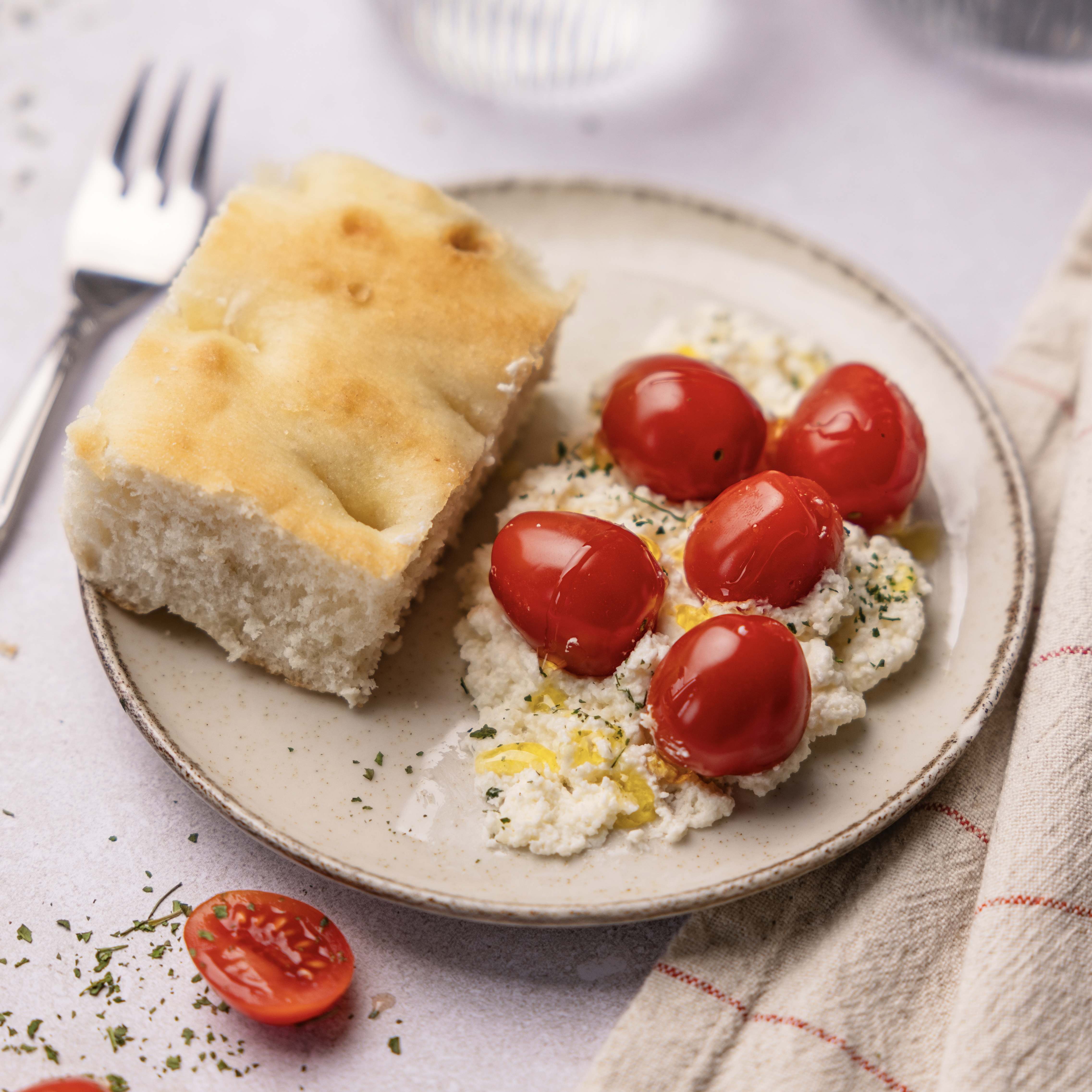 Image of (3) Tomates cerises, crème de Grana Padano et focaccia