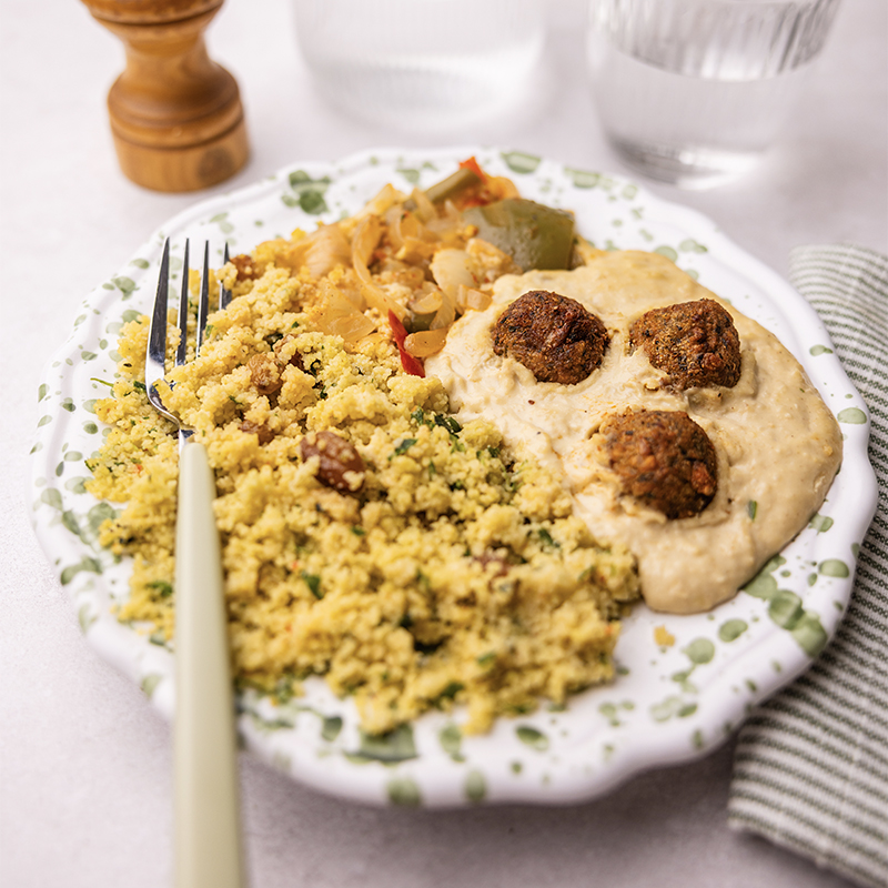 Mezze froid : falafels, houmous, légumes grillés et taboulé