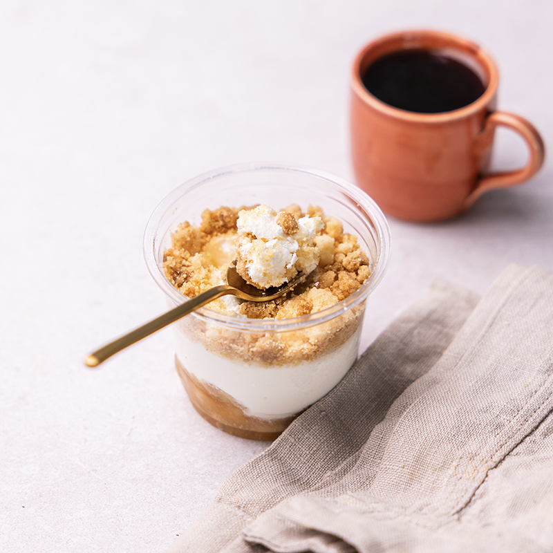 Crème de fromage blanc, compotée abricot-pêche et crumble amande