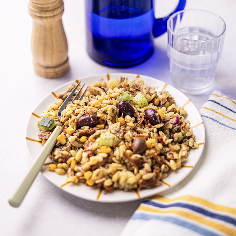 Salade de risoni au thon, concombre, maïs et olives kalamata